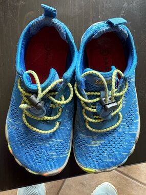 Kids Blue Knit Lace-Toggle Sneakers wide toe box (saguaro)